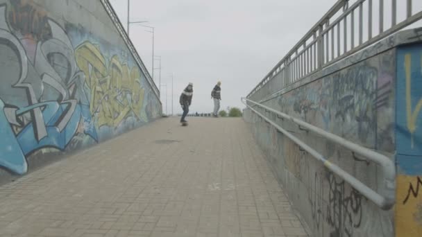 Unga åkare rider ner för nedstigning till gångtunneln — Stockvideo