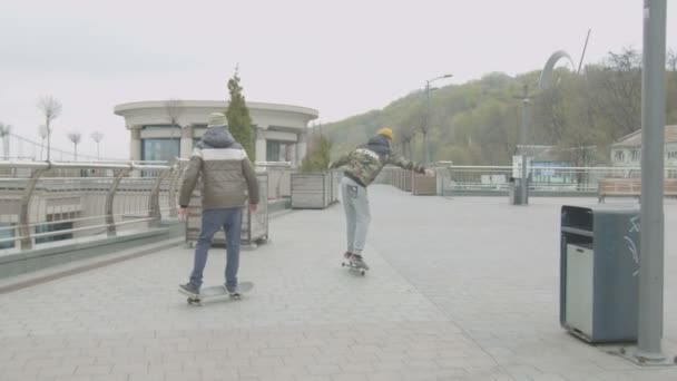Skate killar erforming tricks och färdigheter på gatan — Stockvideo