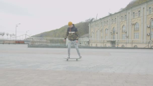 Patinadores adolescentes practicando trucos de skate al aire libre — Vídeos de Stock