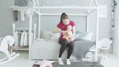 Çocuk odasında bakım anne fırçalama bebek