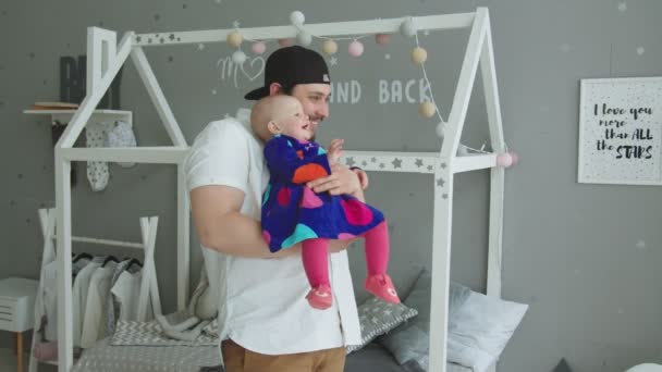 Lycklig pappa med skrattande bebis ser ut fönster — Stockvideo