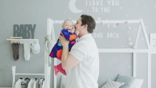 Evde neşeli bebek le oynayan sevgi dolu baba — Stok video