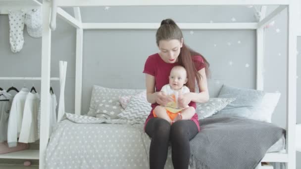 Щаслива мати грає в долоні з дитиною вдома — стокове відео