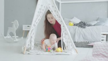 Aktif bebek ev yapımı kulübeden dışarı sürünerek