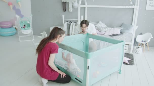 Genitori felici che si rallegrano del bambino che si alza a casa — Video Stock