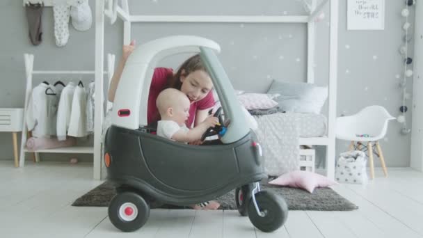 Huilen baby willen spelen zonder moeders helpen — Stockvideo