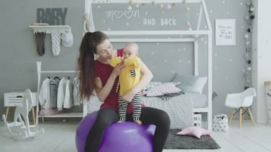 Sevimli bebek topa anneler fitness egzersiz zevk