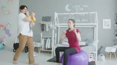 Anneler spor egzersizleri sırasında Bebek crap olanlar pantolon