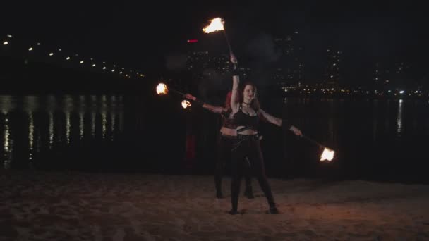 Вогняні дівчата виконують трюки з палаючими факелами — стокове відео