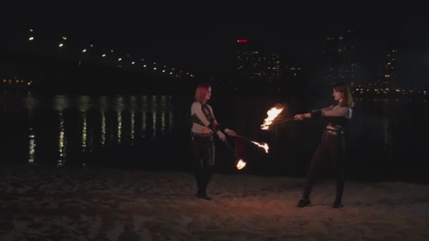 Lovely firegirls utför Magic show med Flame — Stockvideo