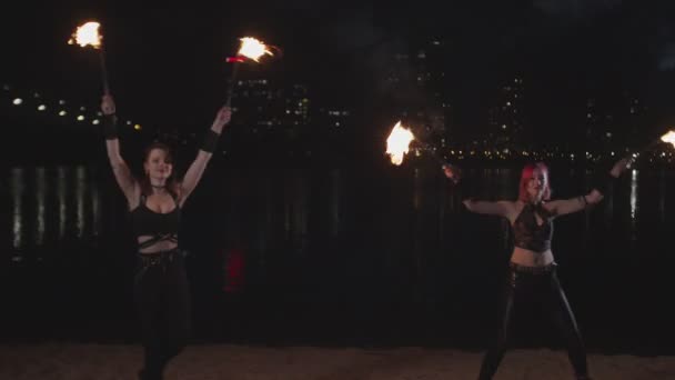 Firegirls realizando fogatas con antorchas encendidas — Vídeos de Stock