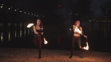 Fireshow sanatçılar açık meşaleler yanan hokkabazlık