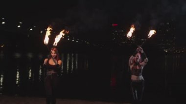 Çekici firegirls geceleri yanan meşaleler hokkabazlık