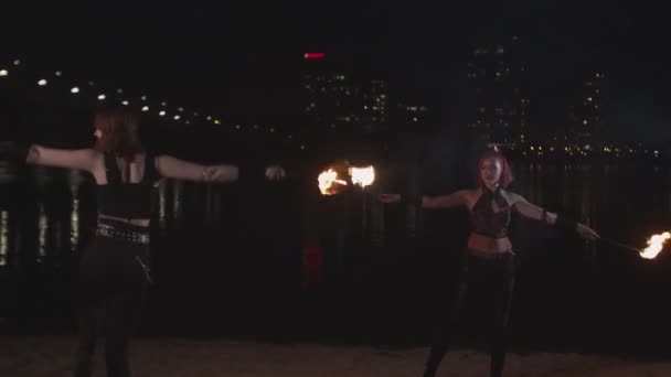 Femmes habiles dansant avec des torches allumées en plein air — Video