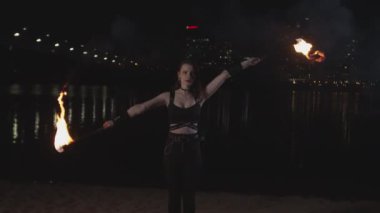 Güzel firegirl açık meşaleler yanan hokkabazlık