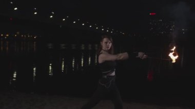 Fireshow sanatçı alev ile sihirli gösteri gerçekleştiren