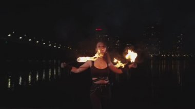 Lovely firegirl gece şehirde ateş sanatı performans