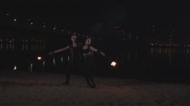 Fireshow sanatçıları meşalelerle dans yapıyor