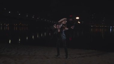 Adam omuzlarında firegirl ile etrafında dönen