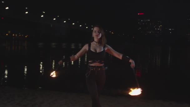 Firegirl mostrando mistério ardente na margem do rio à noite — Vídeo de Stock