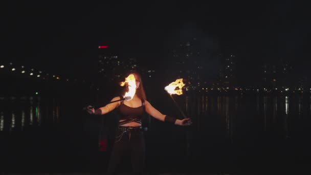 Firegirl realizando movimientos de danza con antorchas — Vídeos de Stock
