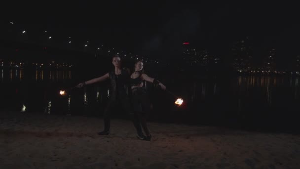 Artistes du spectacle de feu dansant avec des torches — Video