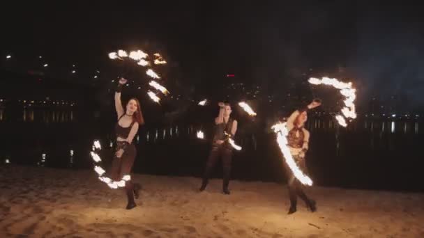 Artistas de fogos de artifício fazendo malabarismos com fogo à beira do rio — Vídeo de Stock