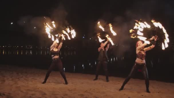 Artistas de Fireshow dando la vuelta haciendo malabares con fuego al aire libre — Vídeos de Stock