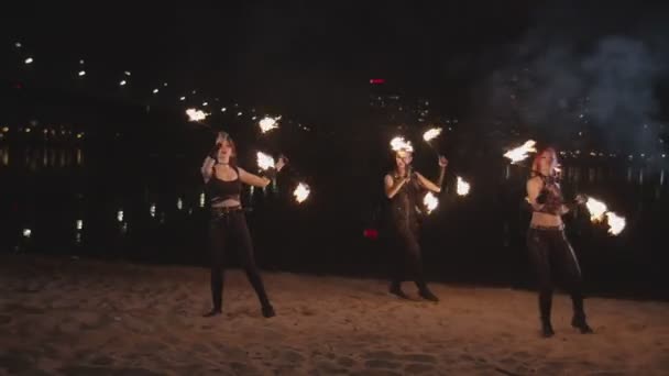 Jóvenes artistas de fireshow haciendo malabarismos pentagramas al aire libre — Vídeos de Stock