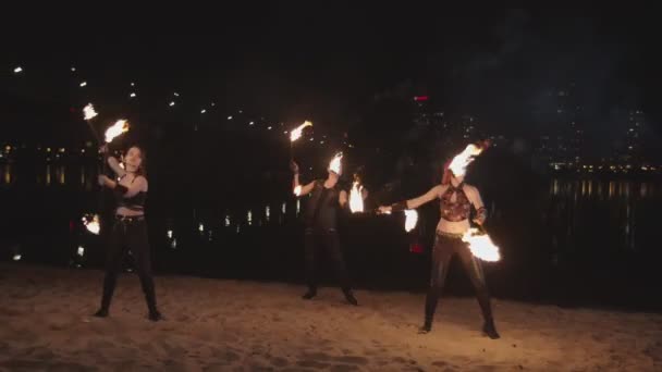 Jóvenes artistas haciendo malabarismos con pentagramas durante danza al aire libre — Vídeos de Stock