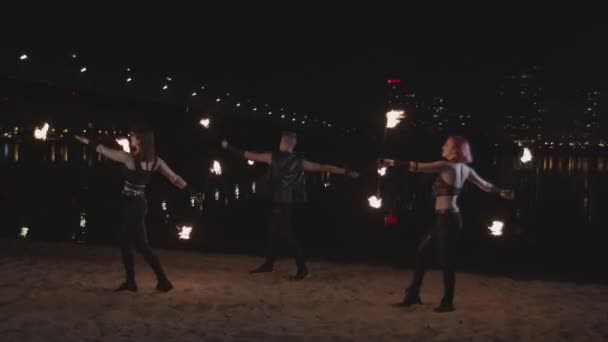 Usta fireshow sanatçıları staves dönen — Stok video