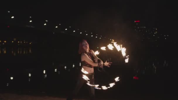 Firegirl realizar la habilidad de girar los fans al aire libre — Vídeo de stock
