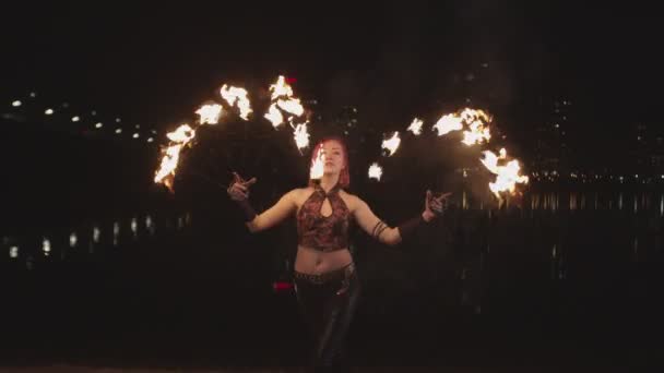 Sanatçı alacakaranlıkta yangın çemberi iplik fanlar oluşturma — Stok video