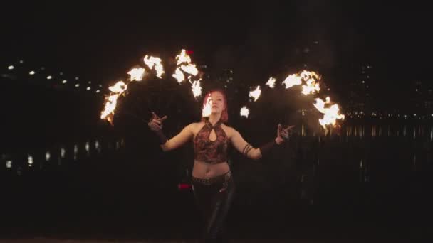 Artiste créant des ventilateurs de rotation de cercle de feu au crépuscule — Video