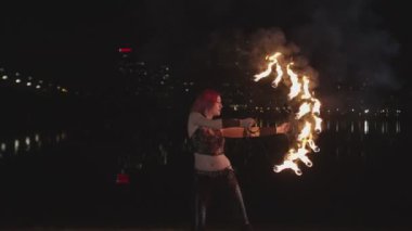 İplik sanatı yapan kadın sanatçı, hayranlarını aydınlattı
