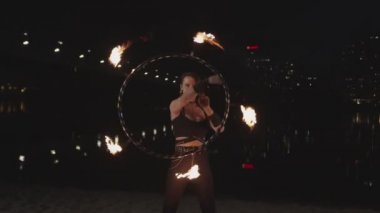 Şık firegirl yangın hula çember ile iş yapıyor