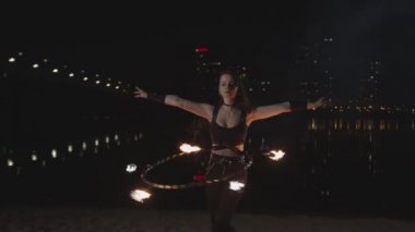 Redhead firegirl nehir tarafından yangın hula çember büküm