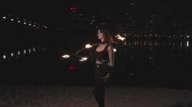 Yangın çemberi açık ile Night fireshow performansı
