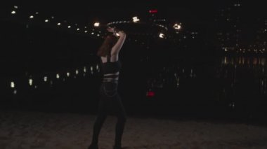 Firegirl vücut üzerinde lit fitil ile hulahup büküm