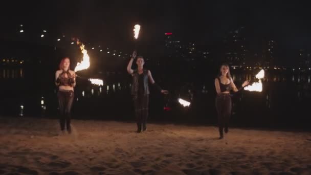 Sanatçılar gece inanılmaz fireshow poing performans — Stok video