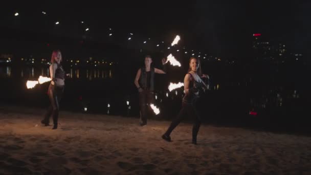 Κομψές καλλιτέχνες της φωτιάς που χορεύουν με POI από το ποτάμι — Αρχείο Βίντεο