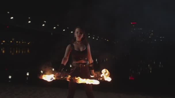 Kadın fireshow sanatçı yangın çemberi açık dönen — Stok video