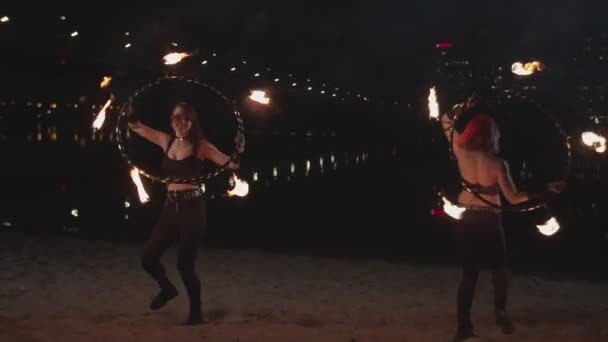 Jolies firegirls travailler avec des cerceaux de feu en plein air — Video