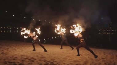 Geri dönen staves performans sanatçıların üçlüsü
