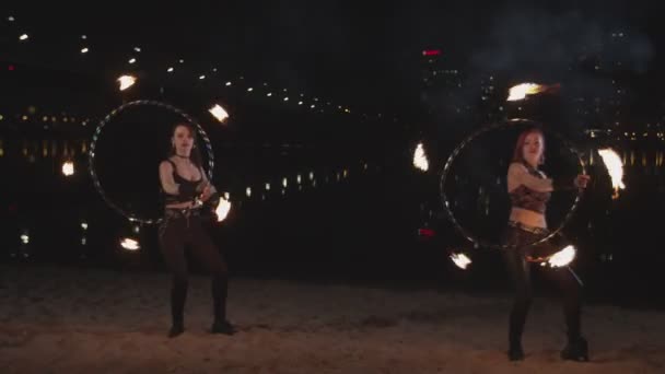 Artistas hábiles torciendo aros de fuego hula por las manos — Vídeos de Stock