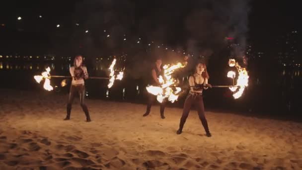 Fireshow performance met draaiende staven 's nachts — Stockvideo