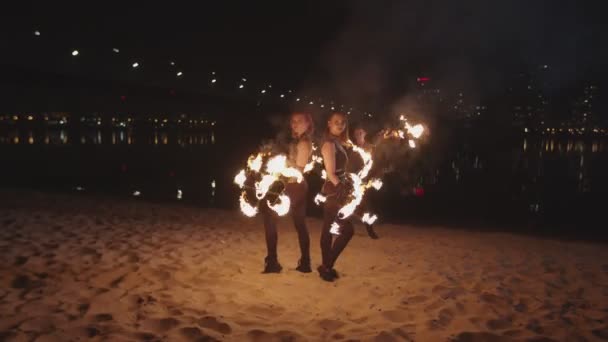 Espectacular espectáculo de fuegos rendimiento de balanceo pentagramas — Vídeo de stock