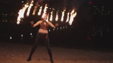 Firegirl alacakaranlıkta dönen hayranları nın sanat performans