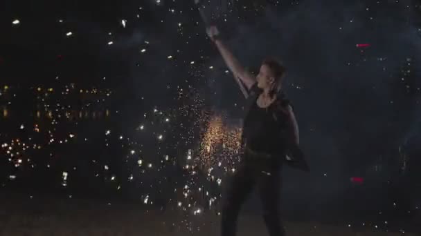 Fogos de artifício fantásticos durante o desempenho de fogos — Vídeo de Stock