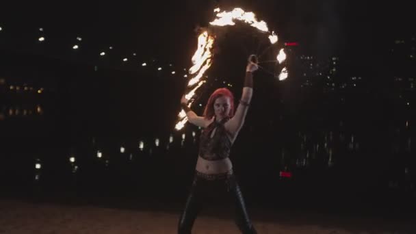 Stijlvolle firegirl Spinning Fire fans 's nachts — Stockvideo